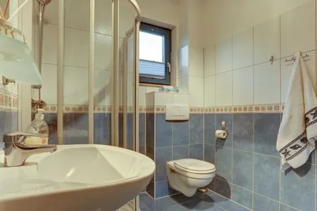 Badezimmer mit Dusche  Meeresrauschen 1