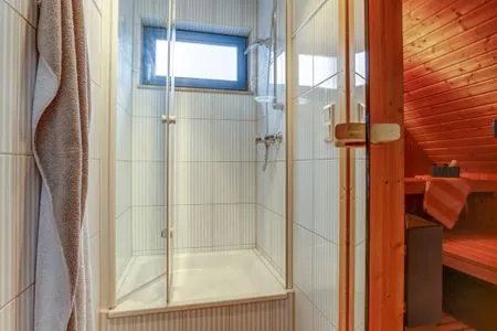 Badezimmer mit Dusche und Sauna  Meeresrauschen 1