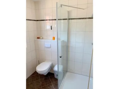 Badezimmer mit Dusche  Haus Leni