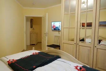 Schlafzimmer mit Doppelbett Hafenstrasse 15 in Prerow Ibykus in Prerow