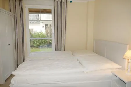 Schlafzimmer mit Doppelbett Hafenstrasse 15 in Prerow Ibykus in Prerow