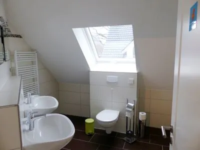 Badezimmer mit zwei Waschbecken Hafenstrasse 15 in Prerow Kieckut in Prerow