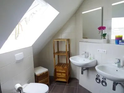 Badezimmer mit zwei Waschbecken Hafenstrasse 15 in Prerow Wolkenglanz in Prerow