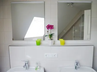 Badezimmer mit zwei Waschbecken Hafenstrasse 15 in Prerow Wolkenglanz in Prerow