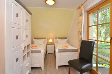 Schlafzimmer mit zwei Einzelbetten Ferienpark Freesenbruch Wohnung 1.6 - Freesenblick