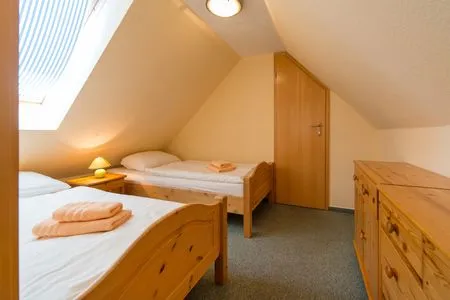 Schlafzimmer mit zwei Einzelbetten Ferienpark Freesenbruch Wohnung 1.6 - Freesenblick