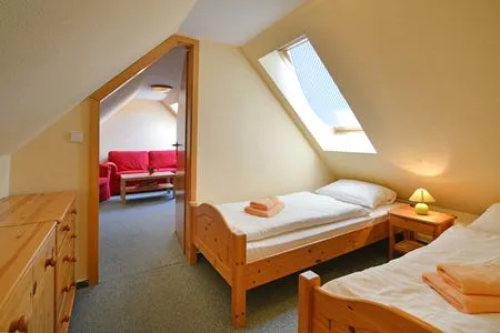 Schlafzimmer mit zwei Einzelbetten Ferienpark Freesenbruch Wohnung 1.6 - Freesenblick
