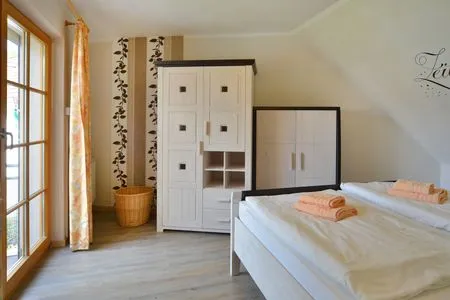 Schlafzimmer mit Doppelbett Ferienpark Freesenbruch Wohnung 1.6 - Freesenblick
