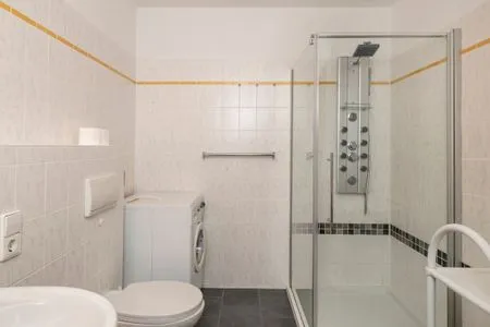 Badezimmer mit Dusche Ferienpark Freesenbruch Wohnung 2.2 - Bernstein