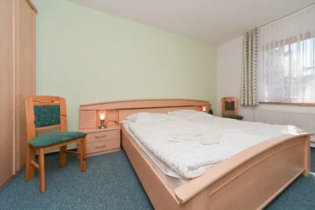 Schlafzimmer mit Doppelbett Ferienpark Freesenbruch Wohnung 2.2 - Bernstein