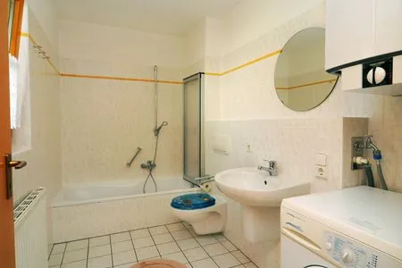 Badezimmer mit Badewanne Ferienpark Freesenbruch Wohnung 2.3 - Waldesruh
