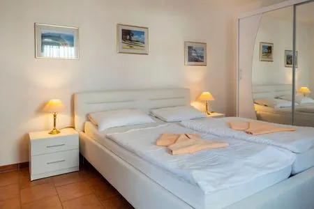 Schlafzimmer mit Doppelbett Ferienpark Freesenbruch Wohnung 2.3 - Waldesruh