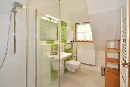 Badezimmer mit Dusche Ferienpark Freesenbruch Wohnung 2.4 - Familientraum