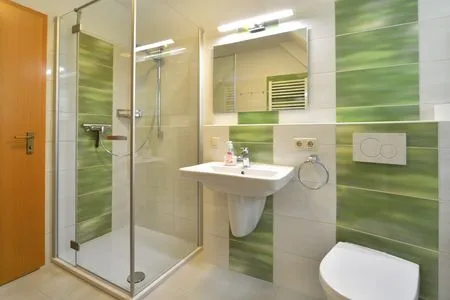 Badezimmer mit Dusche Ferienpark Freesenbruch Wohnung 2.4 - Familientraum