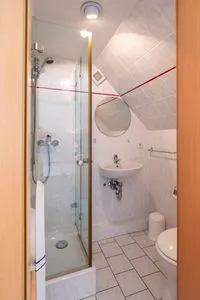 Badezimmer mit Dusche Ferienpark Freesenbruch Wohnung 2.5 - Auszeit