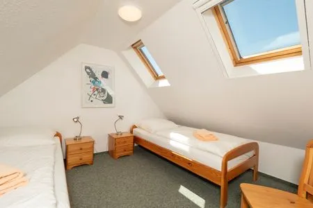 Schlafzimmer mit zwei Einzelbetten Ferienpark Freesenbruch Wohnung 2.5 - Auszeit