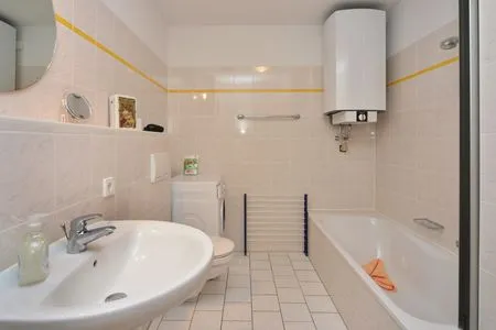Badezimmer mit Badewanne Ferienpark Freesenbruch Wohnung 3.5 - Muschelsucher