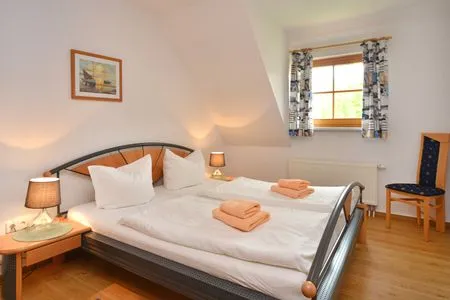 Schlafzimmer mit Doppelbett Ferienpark Freesenbruch Wohnung 3.5 - Muschelsucher