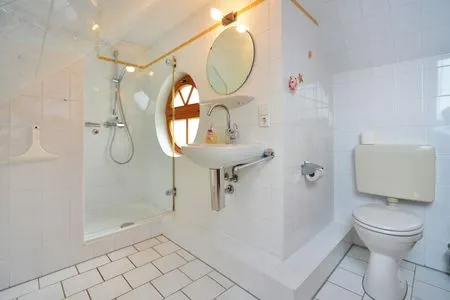 Badezimmer mit Dusche Ferienpark Freesenbruch Wohnung 3.6 - Frieda