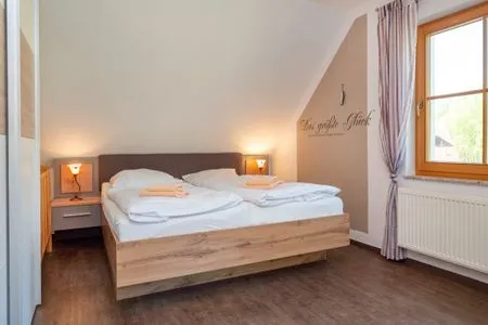 Schlafzimmer mit Doppelbetten Ferienpark Freesenbruch Wohnung 3.6 - Frieda