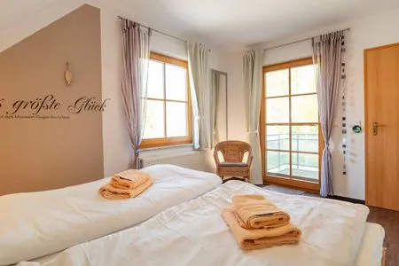 Schlafzimmer mit Doppelbetten Ferienpark Freesenbruch Wohnung 3.6 - Frieda