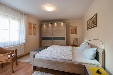 Schlafzimmer mit Doppelbett Ferienpark Freesenbruch Wohnung 4.1 - Boddenkiker