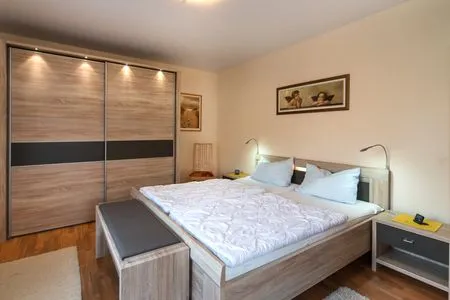 Schlafzimmer mit Doppelbett Ferienpark Freesenbruch Wohnung 4.1 - Boddenkiker