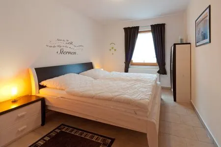 Schlafzimmer mit Doppelbett Ferienpark Freesenbruch Wohnung 4.2 - Ostseeperle