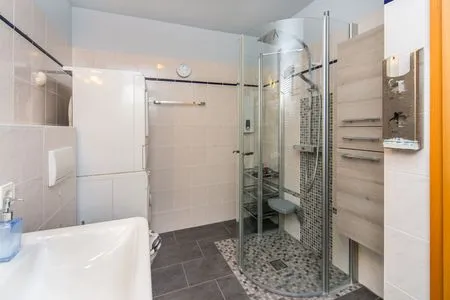 Badezimmer mit Dusche Ferienpark Freesenbruch Wohnung 4.5 - Kranichtanz