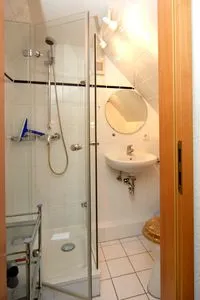 Badezimmer mit Dusche Ferienpark Freesenbruch Wohnung 4.5 - Kranichtanz