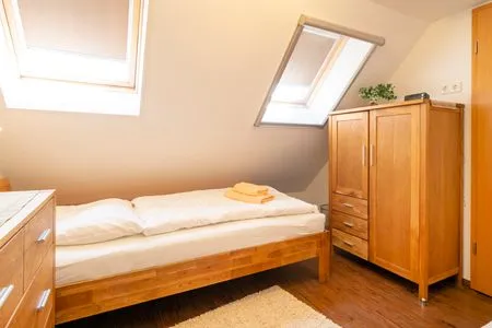Schlafzimmer mit zwei Einzelbetten Ferienpark Freesenbruch Wohnung 4.5 - Kranichtanz