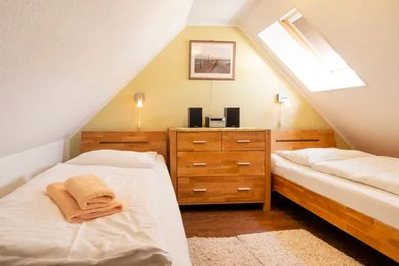 Schlafzimmer mit zwei Einzelbetten Ferienpark Freesenbruch Wohnung 4.5 - Kranichtanz
