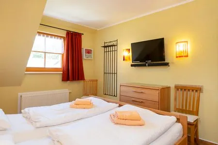 Schlafzimmer mit Doppelbett Ferienpark Freesenbruch Wohnung 4.5 - Kranichtanz