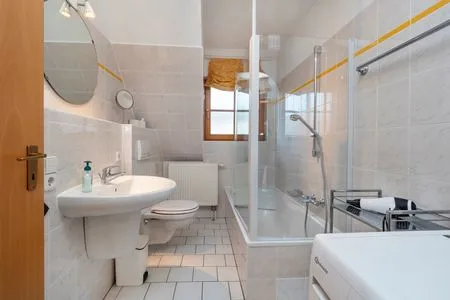 Badezimmer mit Badewanne Ferienpark Freesenbruch Wohnung 4.6 - Boddenblick