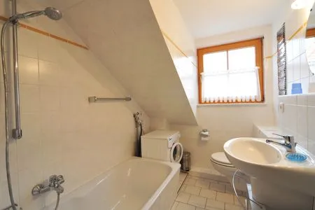 Badezimmer mit Badewanne Ferienpark Freesenbruch Reihenhaus 6 - Delfin