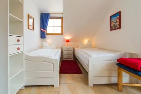 Schlafzimmer mit zwei Einzelbetten Ferienpark Freesenbruch Reihenhaus 6 - Delfin