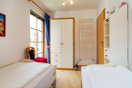 Schlafzimmer mit zwei Einzelbetten Ferienpark Freesenbruch Reihenhaus 6 - Delfin