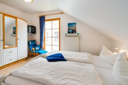 Schlafzimmer mit Doppelbett Ferienpark Freesenbruch Reihenhaus 6 - Delfin