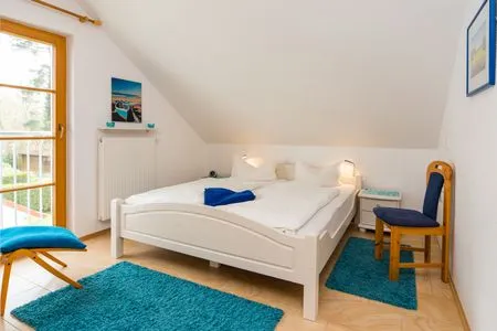 Schlafzimmer mit Doppelbett Ferienpark Freesenbruch Reihenhaus 6 - Delfin