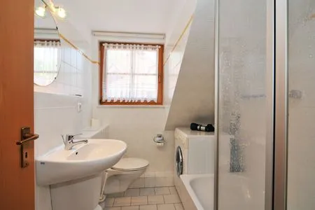 Badezimmer mit Badewanne Ferienpark Freesenbruch Reihenhaus 6b - Schwalbe