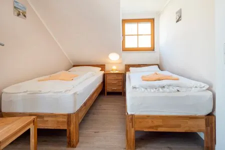 Schlafzimmer mit zwei Einzelbetten Ferienpark Freesenbruch Reihenhaus 6b - Schwalbe