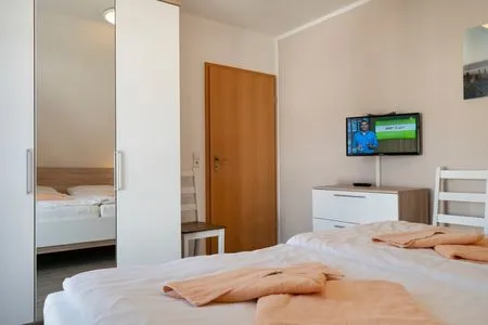 Schlafzimmer mit Doppelbett Ferienpark Freesenbruch Reihenhaus 6b - Schwalbe