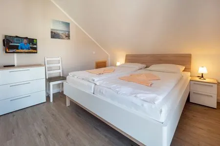 Schlafzimmer mit Doppelbett Ferienpark Freesenbruch Reihenhaus 6b - Schwalbe