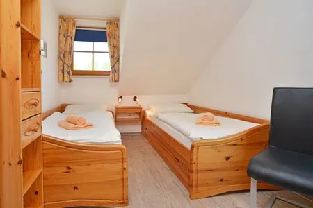 Schlafzimmer mit zwei Einzelbetten Ferienpark Freesenbruch Reihenhaus 7 - Seestern