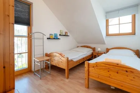 Schlafzimmer mit zwei Einzelbetten Ferienpark Freesenbruch Reihenhaus 7b - Meerzeit