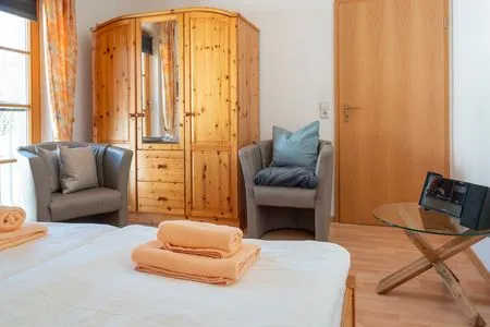 Schlafzimmer mit Doppelbett Ferienpark Freesenbruch Reihenhaus 7b - Meerzeit