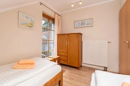 Schlafzimmer mit zwei Einzelbetten Ferienpark Freesenbruch Reihenhaus 8 - Zum Meer