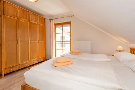 Schlafzimmer mit Doppelbett Ferienpark Freesenbruch Reihenhaus 8 - Zum Meer