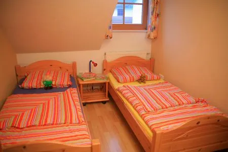 Schlafzimmer mit zwei Einzelbetten Ferienpark Freesenbruch Reihenhaus 8b - Bivalvia