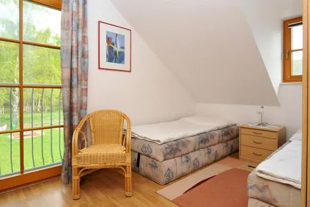 Schlafzimmer mit zwei Einzelbetten Ferienpark Freesenbruch Reihenhaus 8c - Kleiner Krake